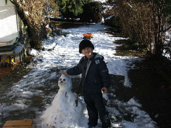 Misha costruisce un pupazzo di neve