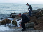 Passeggiata sulla spiaggia con mio nonno dopo una visita alle grotte di Toirano